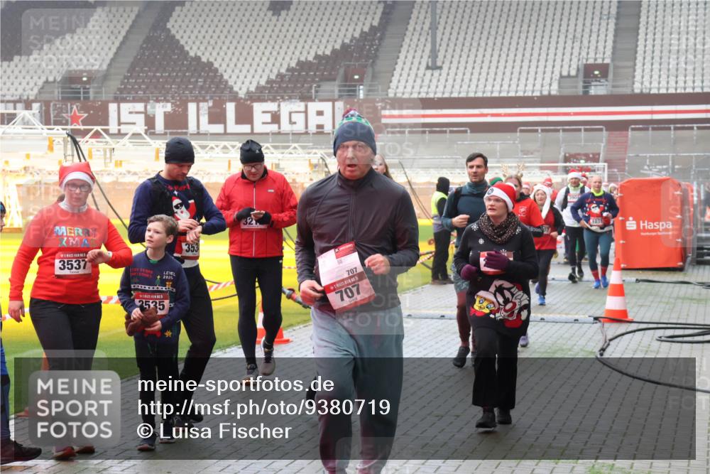 07.12.2025 - St. Pauli X-Mass-Run No. 15 Luisa Fischer http://msf.ph/oto/9380719 07.12.2025 10:09:13 Ziel 3537, 2025, 15, 2535, 353, 32, 707, 5, 707, 1031, 19, 390, 707, 786, 789, 947, 1002, 1031, 1176, 1461, 1465, 1570, 1575, 1576, 2126, 2247, 2248, 2521, 2650, 2746, 3212, 3300, 3332, 3335, 3484, 3495, 3671, 3759, 3891, 3904, 3907, 4066, 4067, 4068, 4205, 4232, 4234, 4451 meine-sportfotos.de