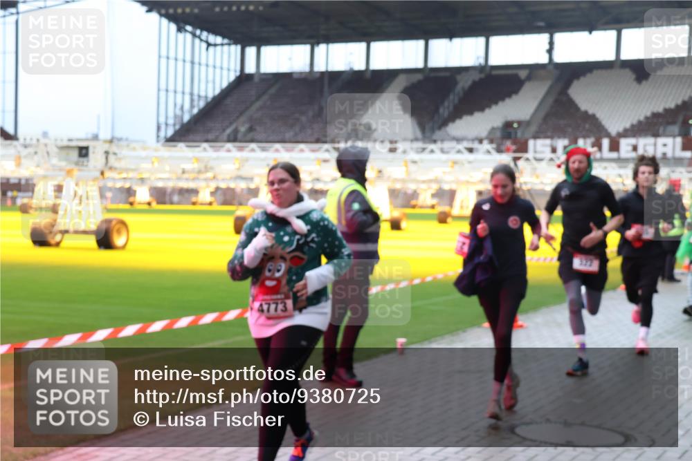 07.12.2025 - St. Pauli X-Mass-Run No. 15 Luisa Fischer http://msf.ph/oto/9380725 07.12.2025 10:41:57 Ziel 4773, 141, 259, 279, 322, 449, 545, 575, 1153, 1275, 2288, 2330, 2331, 2507, 2563, 3047, 3392, 3951, 4617 meine-sportfotos.de