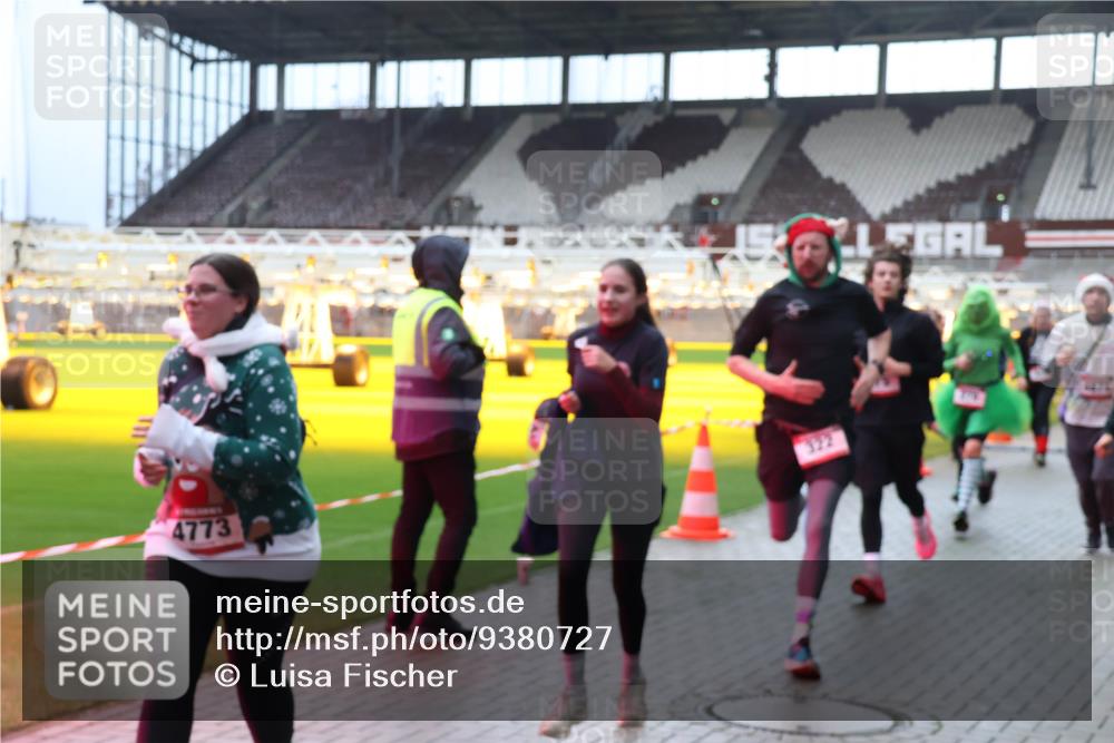 07.12.2025 - St. Pauli X-Mass-Run No. 15 Luisa Fischer http://msf.ph/oto/9380727 07.12.2025 10:41:57 Ziel 4773, 322, 141, 259, 279, 322, 449, 545, 575, 1153, 1275, 2288, 2330, 2331, 2507, 2563, 3047, 3392, 3951, 4617 meine-sportfotos.de