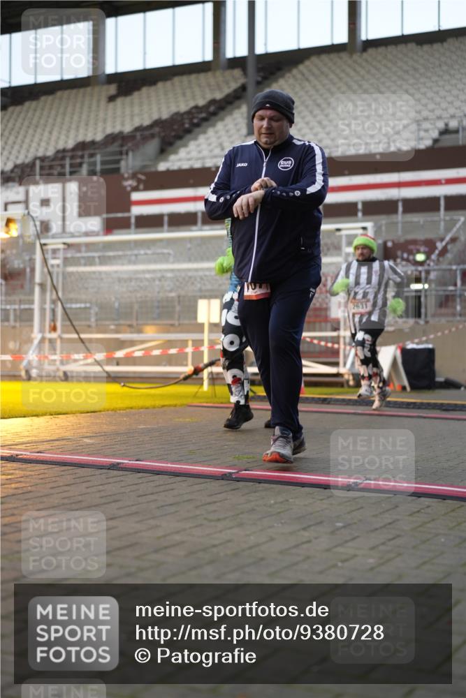 07.12.2025 - St. Pauli X-Mass-Run No. 15 Patografie http://msf.ph/oto/9380728 07.12.2025 10:18:30 Ziel 243, 264, 269, 1607, 1671, 2049, 2631, 2925, 3520, 4540 meine-sportfotos.de