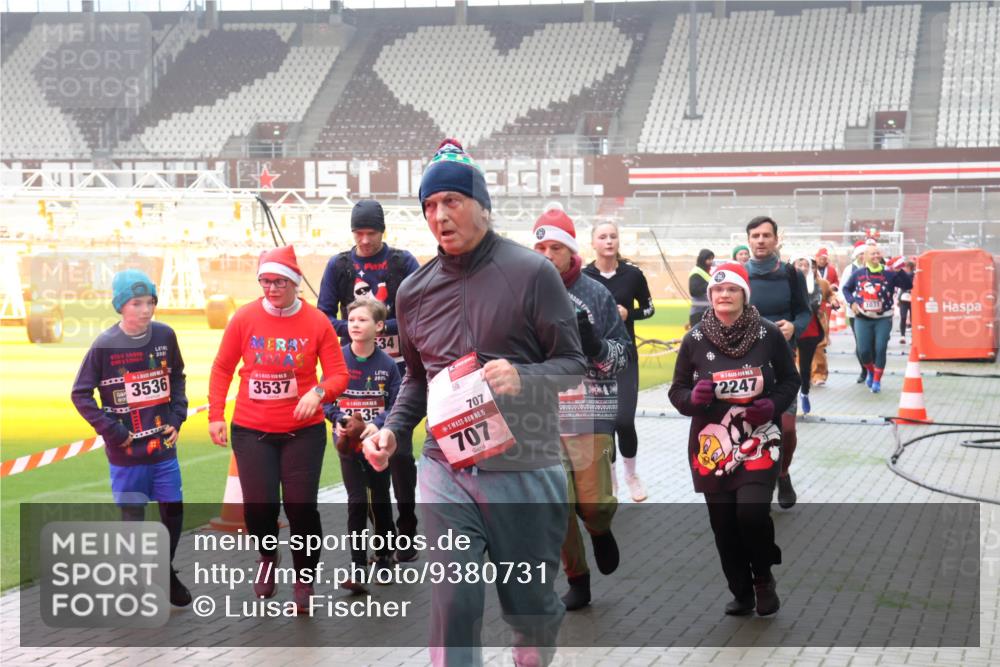07.12.2025 - St. Pauli X-Mass-Run No. 15 Luisa Fischer http://msf.ph/oto/9380731 07.12.2025 10:09:14 Ziel 202, 2, 3536, 3537, 335, 634, 2025, 707, 1, 707, 2247, 1031, 19, 390, 707, 786, 789, 947, 1002, 1031, 1176, 1461, 1465, 1570, 1575, 1576, 2126, 2247, 2248, 2521, 2650, 2746, 3212, 3300, 3332, 3335, 3484, 3495, 3671, 3759, 3891, 3904, 3907, 4066, 4067, 4068, 4113, 4205, 4232, 4234, 4451 meine-sportfotos.de