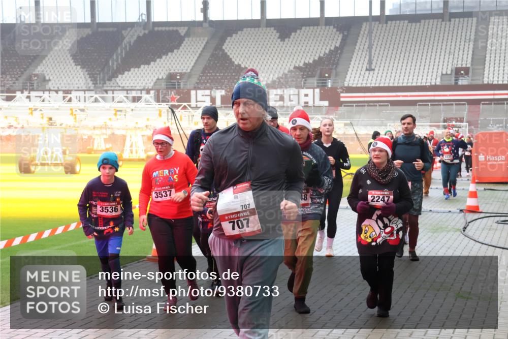 07.12.2025 - St. Pauli X-Mass-Run No. 15 Luisa Fischer http://msf.ph/oto/9380733 07.12.2025 10:09:15 Ziel 3537, 3536, 707, 15, 707, 2247, 19, 390, 707, 786, 789, 947, 1002, 1031, 1176, 1461, 1465, 1570, 1575, 1576, 2126, 2247, 2248, 2521, 2650, 2746, 3212, 3300, 3332, 3335, 3484, 3495, 3671, 3759, 3891, 3904, 3907, 4066, 4067, 4068, 4113, 4205, 4232, 4234, 4451 meine-sportfotos.de