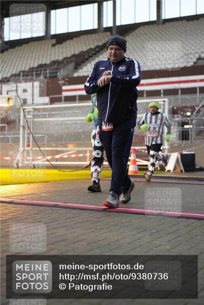 07.12.2025 - St. Pauli X-Mass-Run No. 15 Patografie http://msf.ph/oto/9380736 07.12.2025 10:18:30 Ziel 243, 264, 269, 1607, 1671, 2049, 2631, 2925, 3520, 4540 meine-sportfotos.de