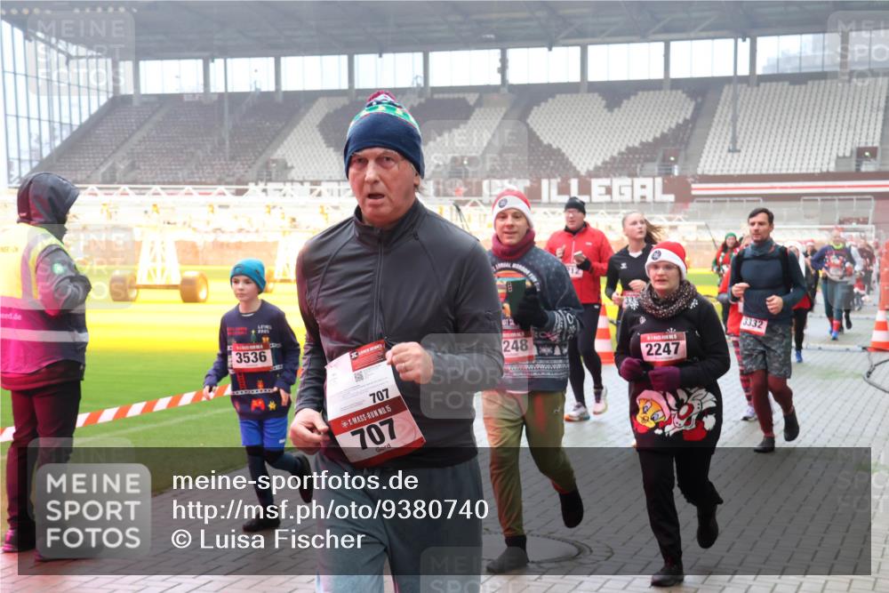 07.12.2025 - St. Pauli X-Mass-Run No. 15 Luisa Fischer http://msf.ph/oto/9380740 07.12.2025 10:09:16 Ziel 2025, 3536, 707, 15, 707, 248, 2247, 3332, 19, 390, 707, 786, 789, 947, 1002, 1031, 1176, 1461, 1465, 1570, 1575, 1576, 2126, 2247, 2248, 2521, 2650, 3212, 3300, 3332, 3335, 3484, 3495, 3671, 3759, 3891, 3904, 3907, 4066, 4067, 4068, 4113, 4205, 4232, 4234, 4451, 4666 meine-sportfotos.de