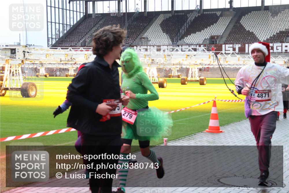 07.12.2025 - St. Pauli X-Mass-Run No. 15 Luisa Fischer http://msf.ph/oto/9380743 07.12.2025 10:41:59 Ziel 279, 4871, 141, 259, 279, 322, 449, 575, 1153, 1266, 1275, 2288, 2330, 2331, 2507, 2563, 2829, 3047, 3392, 4617 meine-sportfotos.de