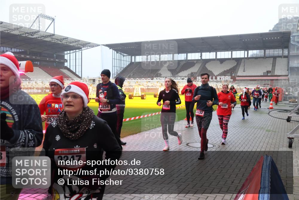 07.12.2025 - St. Pauli X-Mass-Run No. 15 Luisa Fischer http://msf.ph/oto/9380758 07.12.2025 10:09:18 Ziel 353, 15, 2247, 3335, 3534, 3212, 3332, 789, 19, 390, 707, 786, 789, 947, 1002, 1031, 1176, 1461, 1465, 1570, 1575, 1576, 2126, 2247, 2248, 2521, 2650, 3212, 3300, 3332, 3335, 3484, 3495, 3671, 3759, 3891, 3904, 3907, 4066, 4067, 4068, 4113, 4205, 4232, 4234, 4451, 4666 meine-sportfotos.de