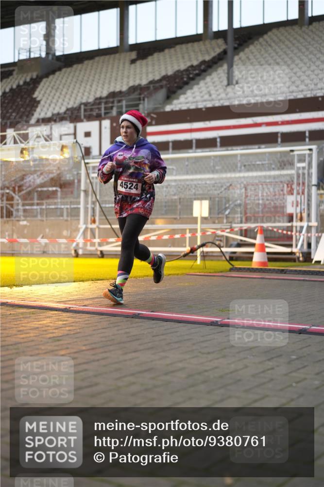 07.12.2025 - St. Pauli X-Mass-Run No. 15 Patografie http://msf.ph/oto/9380761 07.12.2025 10:18:35 Ziel 243, 264, 269, 721, 1034, 1607, 1671, 2631, 2925, 3520, 3862, 4521, 4522, 4524, 4540, 4547 meine-sportfotos.de