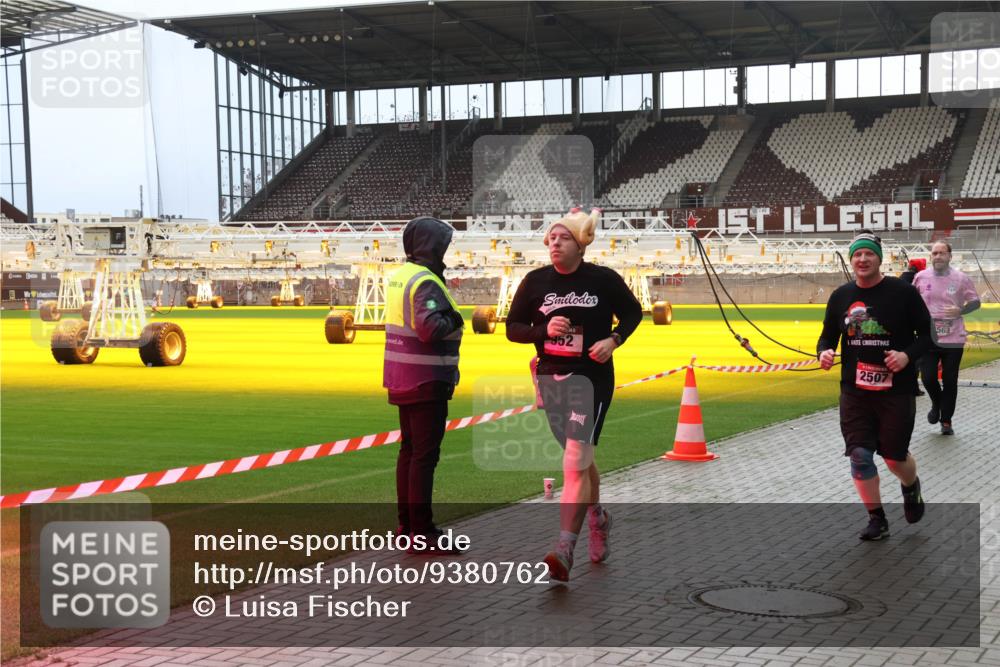 07.12.2025 - St. Pauli X-Mass-Run No. 15 Luisa Fischer http://msf.ph/oto/9380762 07.12.2025 10:42:06 Ziel 2507, 563, 141, 259, 279, 322, 575, 1266, 1275, 1675, 2288, 2330, 2331, 2507, 2563, 2829, 2831, 3047, 3392 meine-sportfotos.de