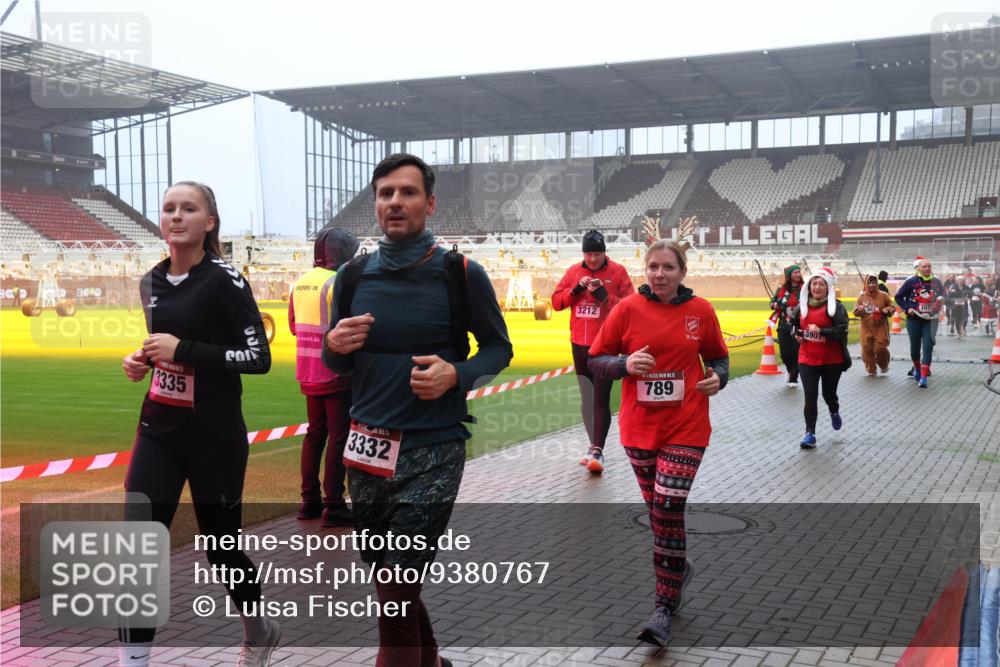 07.12.2025 - St. Pauli X-Mass-Run No. 15 Luisa Fischer http://msf.ph/oto/9380767 07.12.2025 10:09:19 Ziel 3335, 3332, 3212, 789, 3907, 1031, 19, 390, 707, 786, 789, 947, 1002, 1031, 1176, 1461, 1465, 1570, 1575, 1576, 2126, 2247, 2248, 2521, 2650, 3212, 3300, 3332, 3335, 3484, 3495, 3671, 3759, 3891, 3904, 3907, 4066, 4067, 4068, 4113, 4205, 4232, 4234, 4451, 4666 meine-sportfotos.de