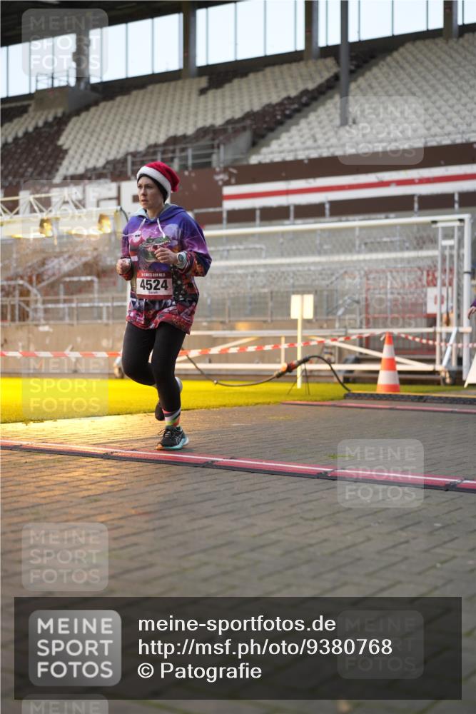 07.12.2025 - St. Pauli X-Mass-Run No. 15 Patografie http://msf.ph/oto/9380768 07.12.2025 10:18:36 Ziel 243, 264, 269, 721, 1034, 1607, 1671, 2631, 2925, 3520, 3862, 4521, 4522, 4524, 4540, 4547 meine-sportfotos.de