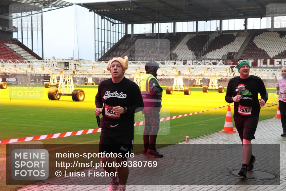 07.12.2025 - St. Pauli X-Mass-Run No. 15 Luisa Fischer http://msf.ph/oto/9380769 07.12.2025 10:42:07 Ziel 952, 25, 2507, 141, 259, 279, 322, 575, 1266, 1275, 1675, 1676, 2288, 2330, 2331, 2507, 2563, 2829, 2831, 3047, 3392 meine-sportfotos.de