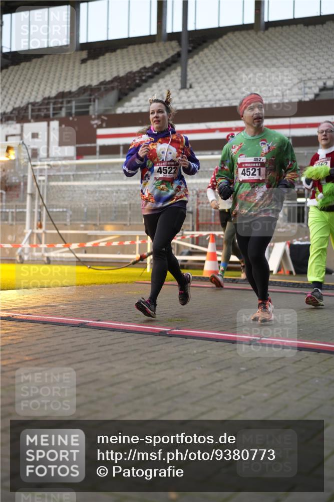 07.12.2025 - St. Pauli X-Mass-Run No. 15 Patografie http://msf.ph/oto/9380773 07.12.2025 10:18:37 Ziel 243, 264, 269, 721, 1034, 1607, 1671, 2631, 2925, 3520, 3862, 4521, 4522, 4524, 4540, 4547 meine-sportfotos.de