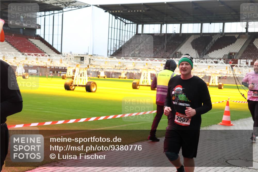 07.12.2025 - St. Pauli X-Mass-Run No. 15 Luisa Fischer http://msf.ph/oto/9380776 07.12.2025 10:42:08 Ziel 2507, 256, 141, 259, 279, 322, 575, 1266, 1275, 1674, 1675, 1676, 2288, 2330, 2331, 2507, 2563, 2829, 2831, 3047, 3392 meine-sportfotos.de