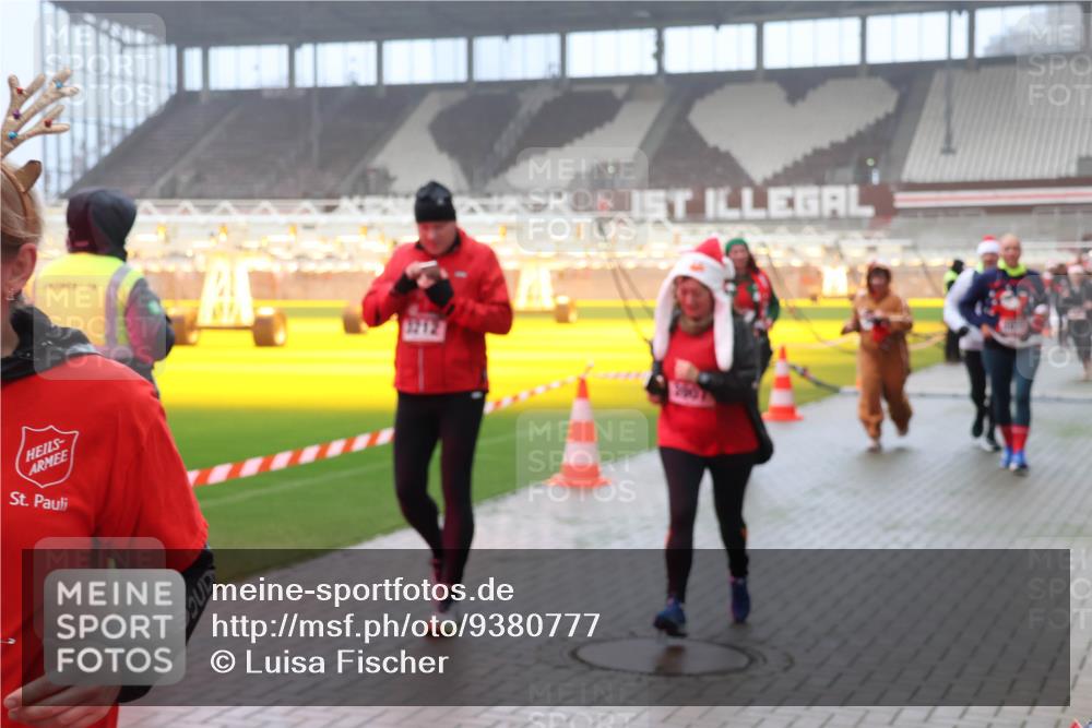 07.12.2025 - St. Pauli X-Mass-Run No. 15 Luisa Fischer http://msf.ph/oto/9380777 07.12.2025 10:09:21 Ziel 19, 390, 707, 786, 789, 947, 1002, 1031, 1176, 1461, 1465, 1570, 1575, 1576, 2126, 2247, 2248, 2521, 3212, 3300, 3332, 3335, 3484, 3495, 3671, 3759, 3891, 3904, 3907, 4066, 4067, 4068, 4113, 4205, 4232, 4234, 4451, 4666 meine-sportfotos.de