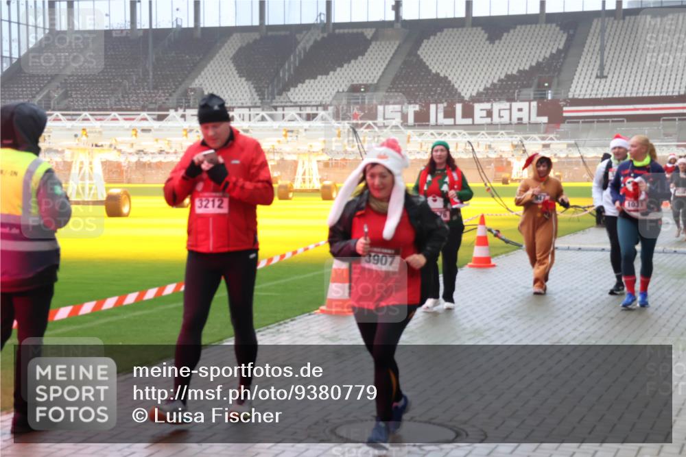 07.12.2025 - St. Pauli X-Mass-Run No. 15 Luisa Fischer http://msf.ph/oto/9380779 07.12.2025 10:09:21 Ziel 3212, 3907, 1031, 19, 390, 707, 786, 789, 947, 1002, 1031, 1176, 1461, 1465, 1570, 1575, 1576, 2126, 2247, 2248, 2521, 3212, 3300, 3332, 3335, 3484, 3495, 3671, 3759, 3891, 3904, 3907, 4066, 4067, 4068, 4113, 4205, 4232, 4234, 4451, 4666 meine-sportfotos.de