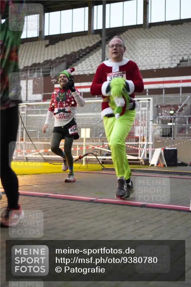 07.12.2025 - St. Pauli X-Mass-Run No. 15 Patografie http://msf.ph/oto/9380780 07.12.2025 10:18:38 Ziel 243, 264, 269, 721, 1034, 1607, 1671, 2152, 2631, 2925, 3520, 3862, 4521, 4522, 4524, 4547 meine-sportfotos.de