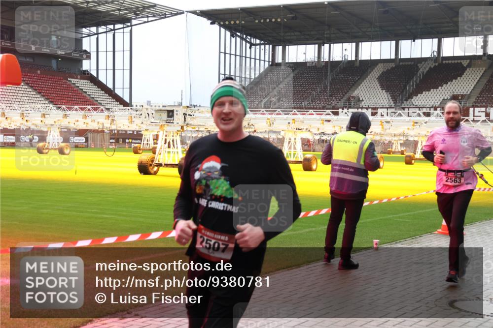 07.12.2025 - St. Pauli X-Mass-Run No. 15 Luisa Fischer http://msf.ph/oto/9380781 07.12.2025 10:42:09 Ziel 2507, 2563, 141, 259, 279, 322, 1266, 1275, 1674, 1675, 1676, 2288, 2330, 2331, 2507, 2563, 2829, 2831, 3392 meine-sportfotos.de