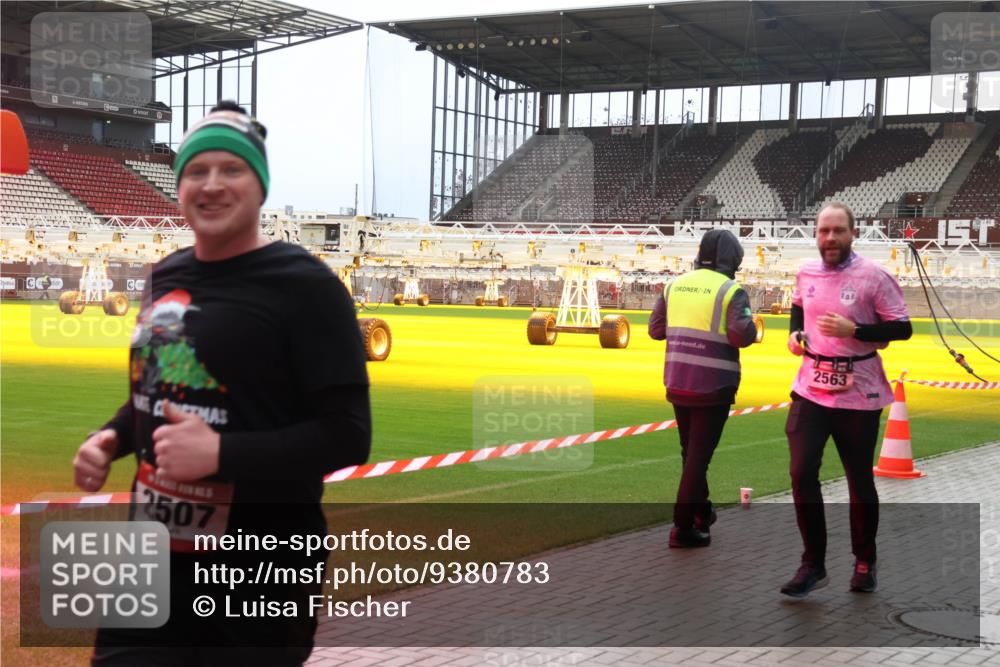 07.12.2025 - St. Pauli X-Mass-Run No. 15 Luisa Fischer http://msf.ph/oto/9380783 07.12.2025 10:42:09 Ziel 2507, 2563, 141, 259, 279, 322, 1266, 1275, 1674, 1675, 1676, 2288, 2330, 2331, 2507, 2563, 2829, 2831, 3392 meine-sportfotos.de
