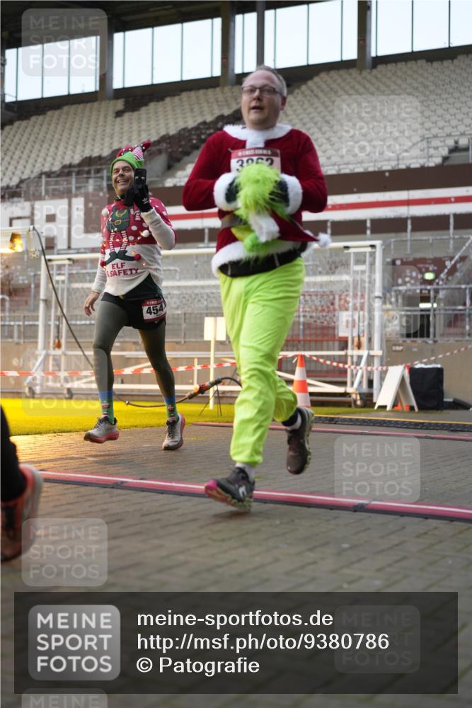 07.12.2025 - St. Pauli X-Mass-Run No. 15 Patografie http://msf.ph/oto/9380786 07.12.2025 10:18:38 Ziel 243, 264, 269, 721, 1034, 1607, 1671, 2152, 2631, 2925, 3520, 3862, 4521, 4522, 4524, 4547 meine-sportfotos.de