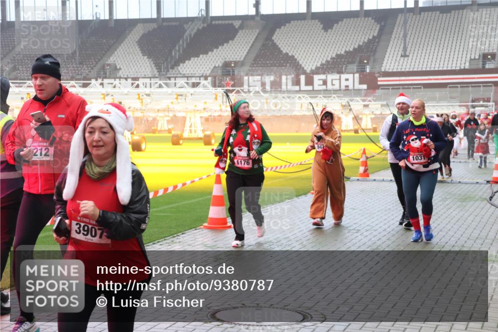 07.12.2025 - St. Pauli X-Mass-Run No. 15 Luisa Fischer http://msf.ph/oto/9380787 07.12.2025 10:09:22 Ziel 5, 212, 3907, 1176, 947, 1031, 19, 390, 707, 786, 789, 947, 1002, 1031, 1176, 1461, 1465, 1570, 1575, 1576, 2126, 2247, 2248, 2521, 3212, 3300, 3332, 3335, 3484, 3495, 3671, 3759, 3891, 3904, 3907, 4066, 4067, 4068, 4113, 4205, 4232, 4234, 4451, 4666 meine-sportfotos.de