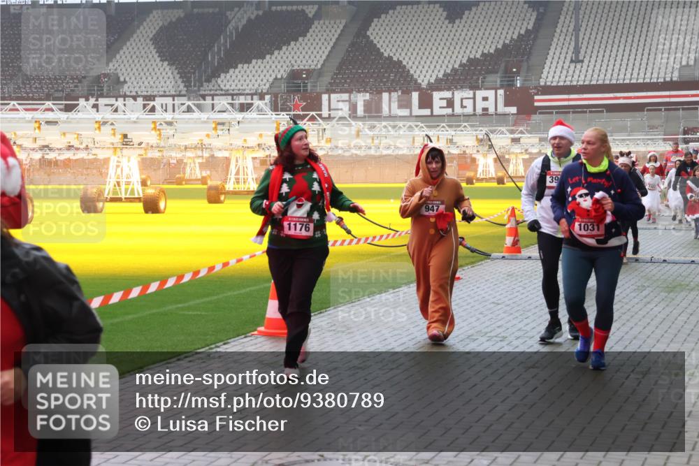 07.12.2025 - St. Pauli X-Mass-Run No. 15 Luisa Fischer http://msf.ph/oto/9380789 07.12.2025 10:09:22 Ziel 1176, 947, 39, 1031, 19, 390, 707, 786, 789, 947, 1002, 1031, 1176, 1461, 1465, 1570, 1575, 1576, 2126, 2247, 2248, 2521, 3212, 3300, 3332, 3335, 3484, 3495, 3671, 3759, 3891, 3904, 3907, 4066, 4067, 4068, 4113, 4205, 4232, 4234, 4451, 4666 meine-sportfotos.de