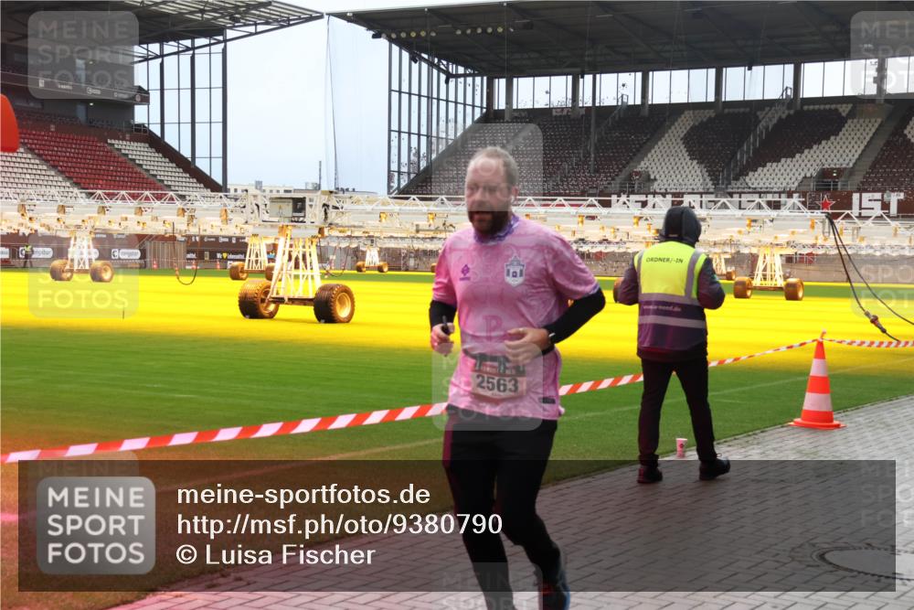 07.12.2025 - St. Pauli X-Mass-Run No. 15 Luisa Fischer http://msf.ph/oto/9380790 07.12.2025 10:42:10 Ziel 2563, 141, 259, 279, 322, 968, 1266, 1275, 1674, 1675, 1676, 2288, 2330, 2331, 2507, 2563, 2829, 2831, 3392 meine-sportfotos.de