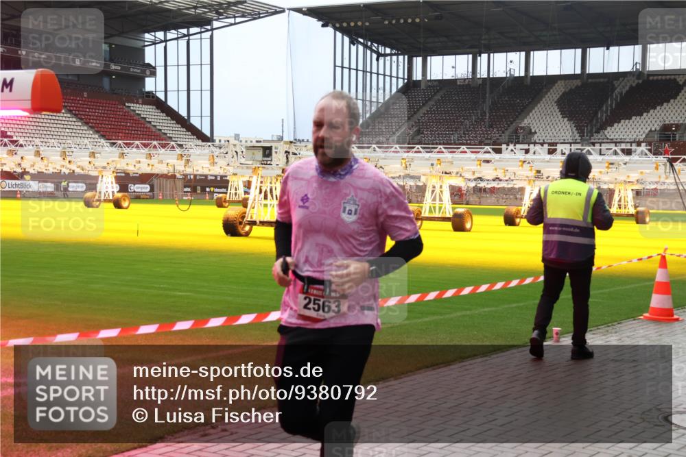 07.12.2025 - St. Pauli X-Mass-Run No. 15 Luisa Fischer http://msf.ph/oto/9380792 07.12.2025 10:42:10 Ziel 2563, 141, 259, 279, 322, 968, 1266, 1275, 1674, 1675, 1676, 2288, 2330, 2331, 2507, 2563, 2829, 2831, 3392 meine-sportfotos.de