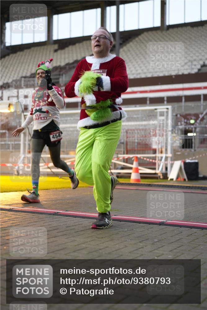 07.12.2025 - St. Pauli X-Mass-Run No. 15 Patografie http://msf.ph/oto/9380793 07.12.2025 10:18:38 Ziel 243, 264, 269, 721, 1034, 1607, 1671, 2152, 2631, 2925, 3520, 3862, 4521, 4522, 4524, 4547 meine-sportfotos.de
