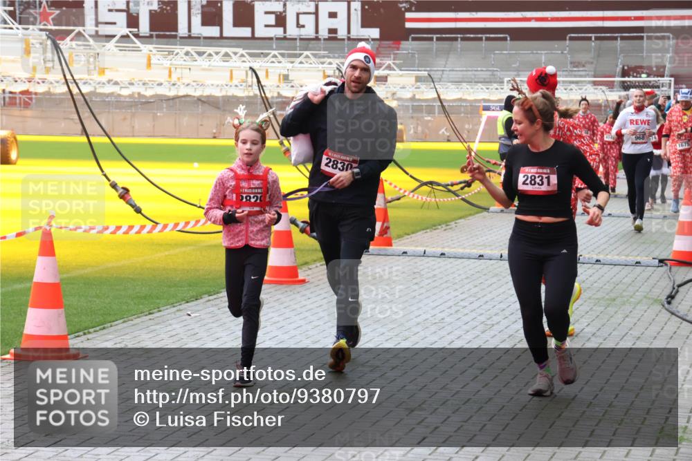 07.12.2025 - St. Pauli X-Mass-Run No. 15 Luisa Fischer http://msf.ph/oto/9380797 07.12.2025 10:42:29 Ziel 082, 1, 40, 5, 2830, 2831, 968, 14, 1675, 116, 141, 279, 322, 968, 1266, 1438, 1674, 1675, 1676, 2261, 2288, 2563, 2829, 2831, 3042, 3399, 4045, 4046, 4441, 4622 meine-sportfotos.de
