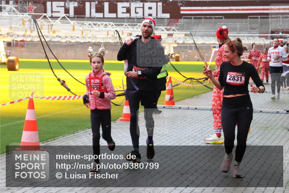 07.12.2025 - St. Pauli X-Mass-Run No. 15 Luisa Fischer http://msf.ph/oto/9380799 07.12.2025 10:42:30 Ziel 22, 15, 2831, 968, 167, 116, 141, 279, 322, 968, 1266, 1438, 1674, 1675, 1676, 2261, 2288, 2563, 2829, 2831, 2931, 3042, 3399, 4045, 4046, 4441, 4622 meine-sportfotos.de