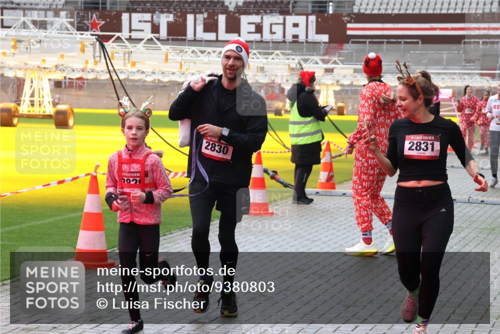 07.12.2025 - St. Pauli X-Mass-Run No. 15 Luisa Fischer http://msf.ph/oto/9380803 07.12.2025 10:42:30 Ziel 2830, 15, 2831, 116, 141, 279, 322, 968, 1266, 1438, 1674, 1675, 1676, 2261, 2288, 2563, 2829, 2831, 2931, 3042, 3399, 4045, 4046, 4441, 4622 meine-sportfotos.de
