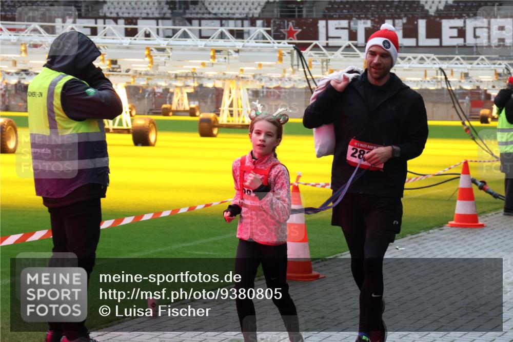 07.12.2025 - St. Pauli X-Mass-Run No. 15 Luisa Fischer http://msf.ph/oto/9380805 07.12.2025 10:42:31 Ziel 28, 116, 141, 279, 322, 968, 1266, 1438, 1674, 1675, 1676, 2157, 2261, 2288, 2563, 2829, 2831, 2931, 3042, 3399, 4045, 4046, 4441, 4622 meine-sportfotos.de