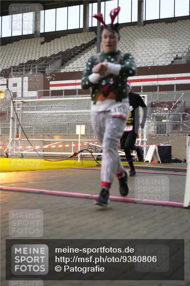 07.12.2025 - St. Pauli X-Mass-Run No. 15 Patografie http://msf.ph/oto/9380806 07.12.2025 10:18:39 Ziel 243, 264, 269, 721, 1034, 1607, 1671, 2152, 2631, 2925, 3862, 4521, 4522, 4524, 4547 meine-sportfotos.de