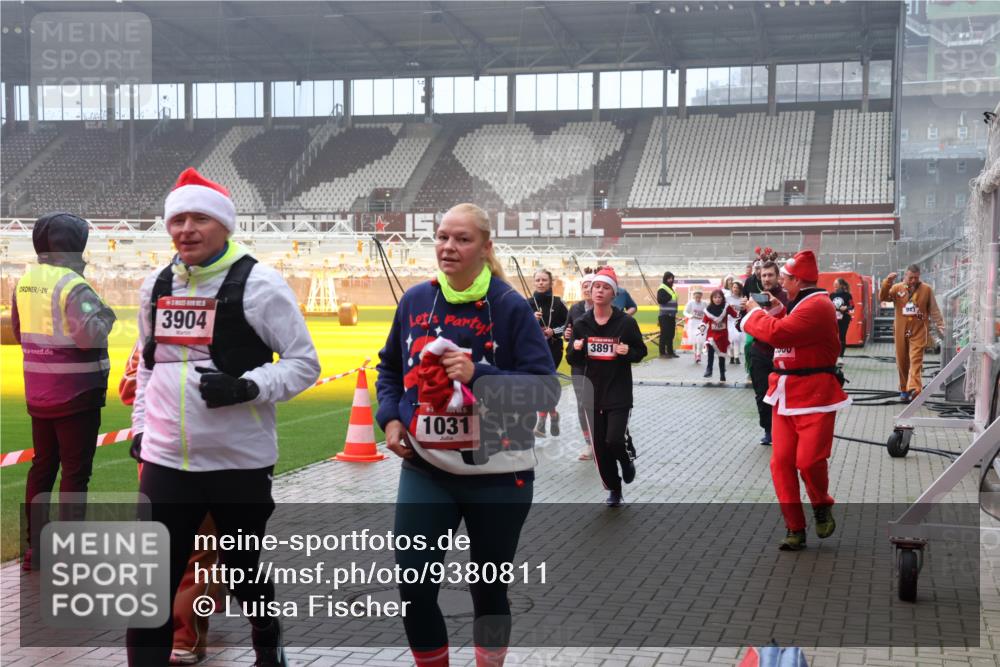 07.12.2025 - St. Pauli X-Mass-Run No. 15 Luisa Fischer http://msf.ph/oto/9380811 07.12.2025 10:09:25 Ziel 3904, 3891, 1, 1031, 786, 19, 390, 707, 786, 789, 881, 896, 947, 960, 1002, 1031, 1176, 1461, 1465, 1570, 1575, 1576, 2126, 2247, 2248, 2521, 3212, 3300, 3332, 3335, 3484, 3495, 3671, 3759, 3891, 3904, 3907, 4066, 4067, 4068, 4113, 4205, 4232, 4234, 4451, 4666 meine-sportfotos.de