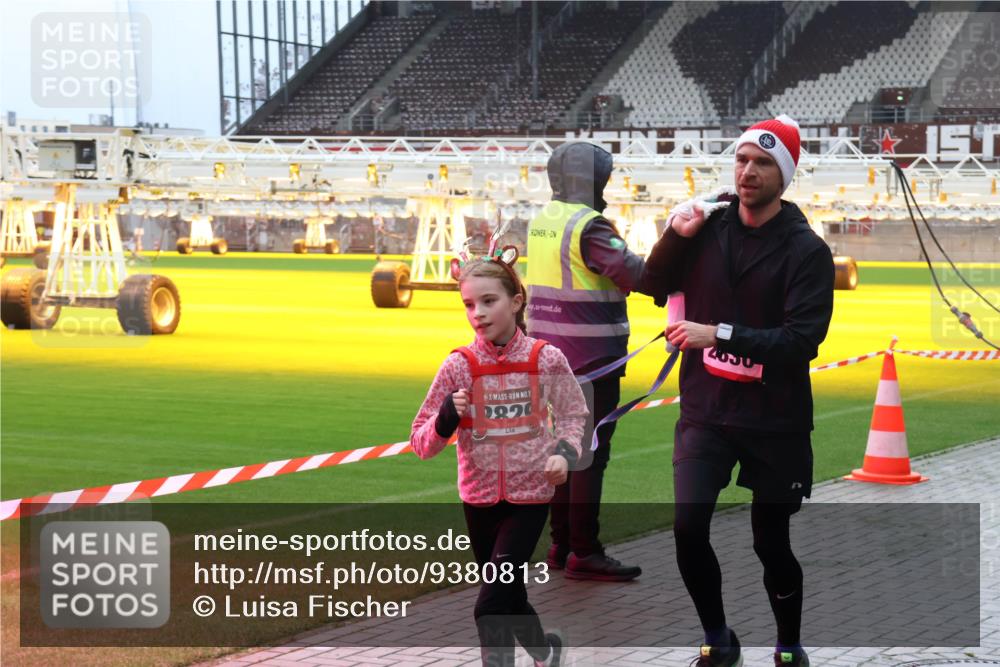 07.12.2025 - St. Pauli X-Mass-Run No. 15 Luisa Fischer http://msf.ph/oto/9380813 07.12.2025 10:42:32 Ziel 0820, 1, 116, 141, 279, 322, 563, 968, 1266, 1272, 1438, 1674, 1675, 1676, 2013, 2157, 2261, 2288, 2563, 2829, 2831, 2931, 3042, 3399, 4045, 4046, 4441, 4622 meine-sportfotos.de