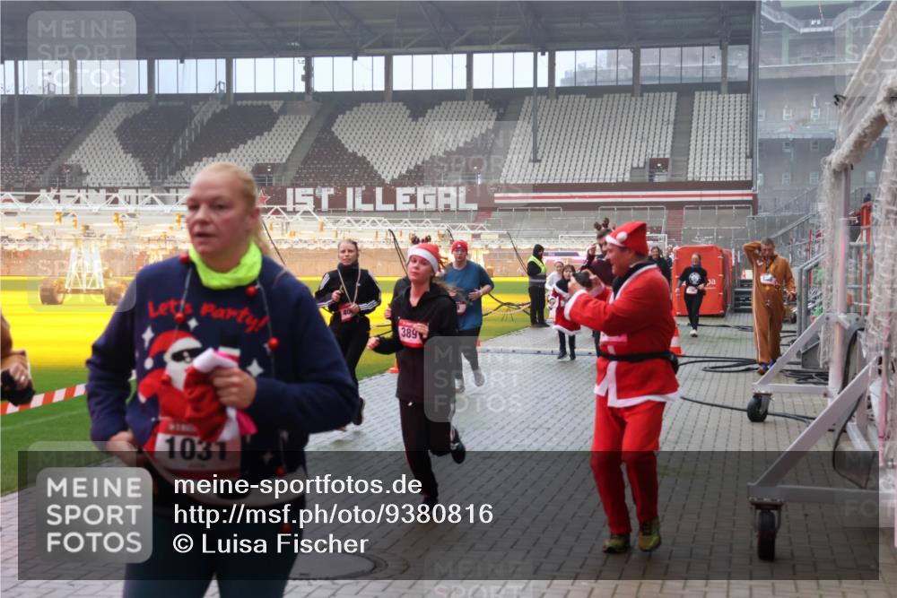 07.12.2025 - St. Pauli X-Mass-Run No. 15 Luisa Fischer http://msf.ph/oto/9380816 07.12.2025 10:09:26 Ziel 389, 1031, 19, 390, 707, 786, 789, 881, 896, 899, 947, 960, 1002, 1031, 1176, 1461, 1465, 1570, 1575, 1576, 2126, 2247, 2248, 2521, 3212, 3300, 3332, 3335, 3484, 3493, 3495, 3671, 3759, 3891, 3904, 3907, 4066, 4067, 4068, 4113, 4205, 4232, 4234, 4451, 4666 meine-sportfotos.de