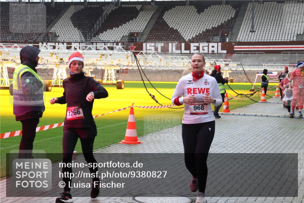 07.12.2025 - St. Pauli X-Mass-Run No. 15 Luisa Fischer http://msf.ph/oto/9380827 07.12.2025 10:42:38 Ziel 1266, 968, 116, 141, 322, 563, 968, 1266, 1272, 1358, 1438, 1674, 1675, 1676, 2012, 2013, 2157, 2261, 2563, 2722, 2829, 2831, 2931, 3042, 3399, 4045, 4046, 4441, 4622 meine-sportfotos.de
