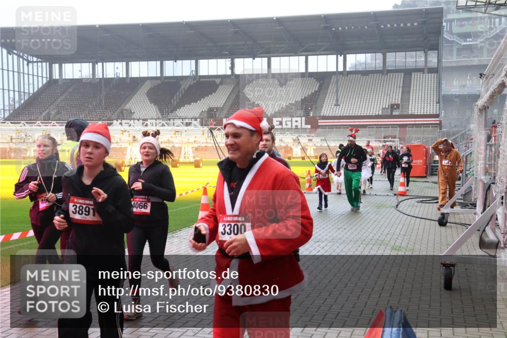 07.12.2025 - St. Pauli X-Mass-Run No. 15 Luisa Fischer http://msf.ph/oto/9380830 07.12.2025 10:09:28 Ziel 40, 3891, 4066, 3300, 98, 3484, 19, 390, 707, 786, 789, 881, 896, 899, 947, 960, 1002, 1031, 1176, 1461, 1465, 1570, 1575, 1576, 2126, 2247, 2248, 2521, 3212, 3300, 3332, 3335, 3484, 3493, 3495, 3671, 3759, 3891, 3904, 3907, 4066, 4067, 4068, 4113, 4205, 4232, 4234, 4451, 4666 meine-sportfotos.de