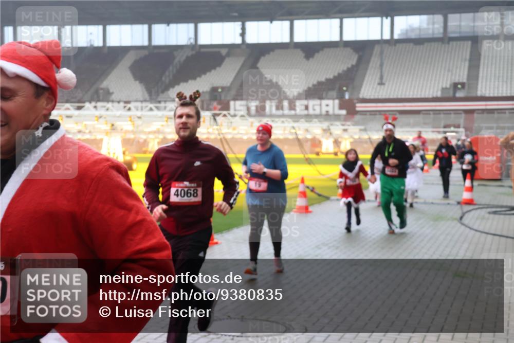 07.12.2025 - St. Pauli X-Mass-Run No. 15 Luisa Fischer http://msf.ph/oto/9380835 07.12.2025 10:09:29 Ziel 4068, 19, 390, 707, 786, 789, 881, 896, 899, 947, 960, 1002, 1031, 1176, 1461, 1465, 1570, 1575, 1576, 2126, 2247, 2248, 2521, 3212, 3300, 3332, 3335, 3484, 3493, 3495, 3671, 3756, 3759, 3891, 3904, 3907, 4066, 4067, 4068, 4113, 4205, 4232, 4234, 4451, 4666 meine-sportfotos.de