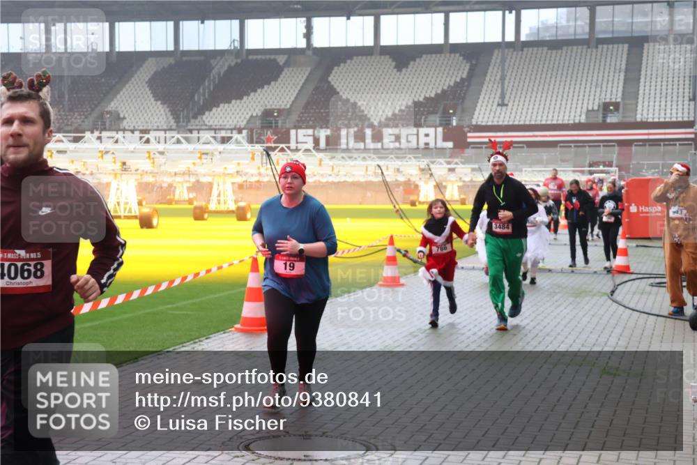 07.12.2025 - St. Pauli X-Mass-Run No. 15 Luisa Fischer http://msf.ph/oto/9380841 07.12.2025 10:09:29 Ziel 5, 4068, 19, 786, 3484, 19, 390, 707, 786, 789, 881, 896, 899, 947, 960, 1002, 1031, 1176, 1461, 1465, 1570, 1575, 1576, 2126, 2247, 2248, 2521, 3212, 3300, 3332, 3335, 3484, 3493, 3495, 3671, 3756, 3759, 3891, 3904, 3907, 4066, 4067, 4068, 4113, 4205, 4232, 4234, 4451, 4666 meine-sportfotos.de