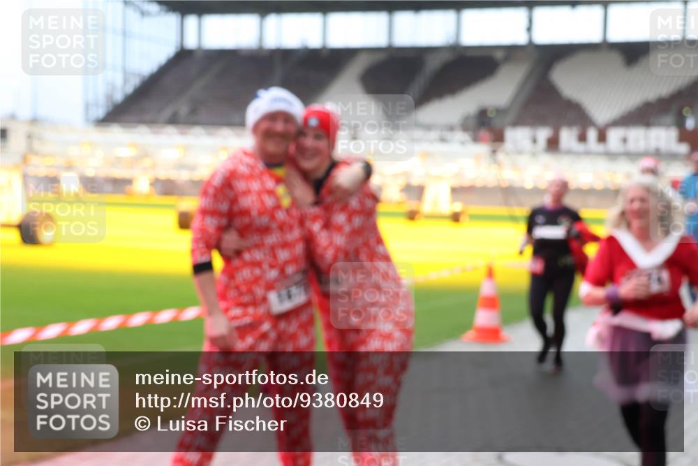 07.12.2025 - St. Pauli X-Mass-Run No. 15 Luisa Fischer http://msf.ph/oto/9380849 07.12.2025 10:42:49 Ziel 116, 519, 563, 625, 968, 1272, 1358, 1434, 1438, 1674, 1675, 1676, 2012, 2013, 2061, 2155, 2157, 2261, 2621, 2622, 2722, 2831, 2931, 3042, 3399, 4045, 4046, 4394, 4441, 4594, 4622 meine-sportfotos.de