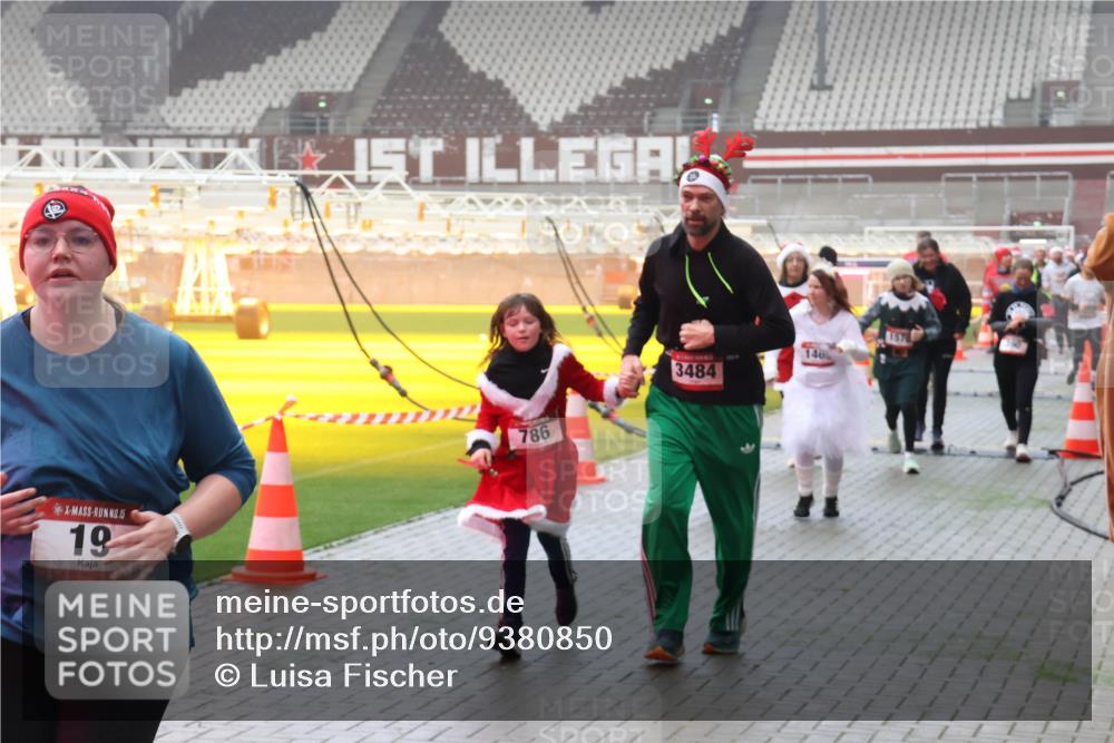 07.12.2025 - St. Pauli X-Mass-Run No. 15 Luisa Fischer http://msf.ph/oto/9380850 07.12.2025 10:09:31 Ziel 15, 19, 774, 786, 3484, 146, 1578, 19, 390, 707, 786, 789, 881, 896, 899, 947, 960, 1002, 1031, 1176, 1461, 1465, 1570, 1575, 1576, 1718, 2126, 2521, 3212, 3300, 3332, 3335, 3484, 3493, 3671, 3756, 3891, 3904, 3907, 4066, 4067, 4068, 4113, 4232, 4234, 4451, 4666 meine-sportfotos.de