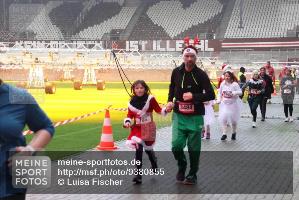 07.12.2025 - St. Pauli X-Mass-Run No. 15 Luisa Fischer http://msf.ph/oto/9380855 07.12.2025 10:09:31 Ziel 786, 3484, 146, 390, 19, 390, 707, 786, 789, 881, 896, 899, 947, 960, 1002, 1031, 1176, 1461, 1465, 1570, 1575, 1576, 1718, 2126, 2521, 3212, 3300, 3332, 3335, 3484, 3493, 3671, 3756, 3891, 3904, 3907, 4066, 4067, 4068, 4113, 4232, 4234, 4451, 4666 meine-sportfotos.de
