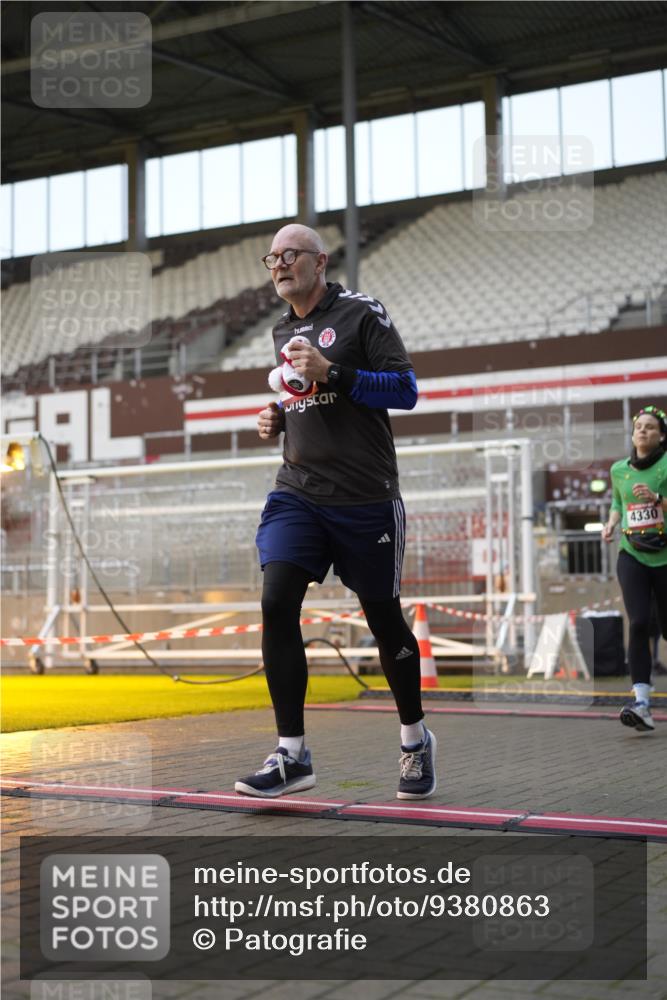 07.12.2025 - St. Pauli X-Mass-Run No. 15 Patografie http://msf.ph/oto/9380863 07.12.2025 10:18:57 Ziel 2152, 3455, 3724, 3975, 3976, 4330, 4331, 4436, 4437, 4438, 4473, 4475, 4498 meine-sportfotos.de