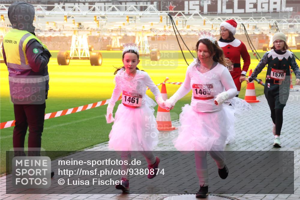 07.12.2025 - St. Pauli X-Mass-Run No. 15 Luisa Fischer http://msf.ph/oto/9380874 07.12.2025 10:09:35 Ziel 1461, 146, 1576, 19, 390, 707, 786, 789, 881, 896, 899, 947, 960, 1002, 1031, 1176, 1243, 1248, 1461, 1465, 1570, 1575, 1576, 1718, 2126, 2521, 3212, 3300, 3332, 3335, 3484, 3493, 3671, 3756, 3891, 3904, 3907, 4066, 4067, 4068, 4113, 4666 meine-sportfotos.de