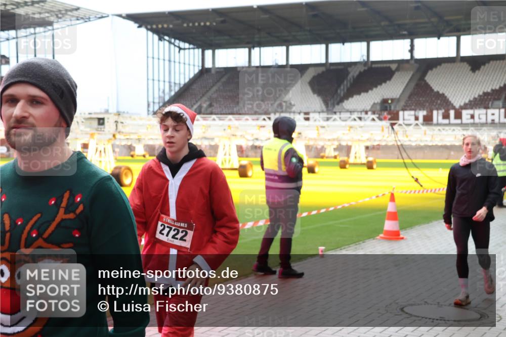 07.12.2025 - St. Pauli X-Mass-Run No. 15 Luisa Fischer http://msf.ph/oto/9380875 07.12.2025 10:42:57 Ziel 2722, 116, 519, 563, 598, 604, 625, 968, 1272, 1358, 1434, 1438, 1758, 2012, 2013, 2061, 2155, 2157, 2261, 2621, 2622, 2722, 2931, 3042, 3399, 4045, 4046, 4394, 4441, 4594, 4622, 4857 meine-sportfotos.de