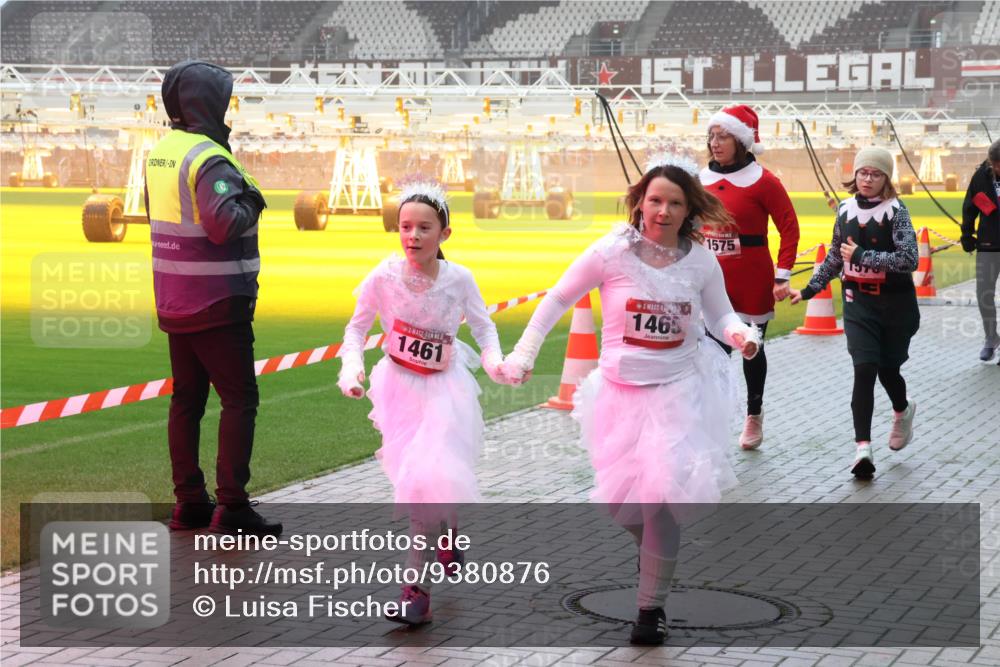 07.12.2025 - St. Pauli X-Mass-Run No. 15 Luisa Fischer http://msf.ph/oto/9380876 07.12.2025 10:09:35 Ziel 57, 1461, 1465, 1575, 19, 390, 707, 786, 789, 881, 896, 899, 947, 960, 1002, 1031, 1176, 1243, 1248, 1461, 1465, 1570, 1575, 1576, 1718, 2126, 2521, 3212, 3300, 3332, 3335, 3484, 3493, 3671, 3756, 3891, 3904, 3907, 4066, 4067, 4068, 4113, 4666 meine-sportfotos.de