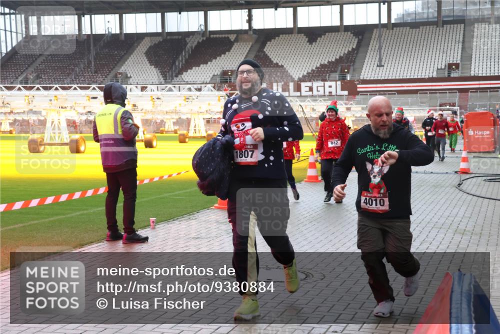 07.12.2025 - St. Pauli X-Mass-Run No. 15 Luisa Fischer http://msf.ph/oto/9380884 07.12.2025 11:15:16 Ziel 1807, 942, 4010, 313, 525, 922, 1623, 1627, 1662, 1776, 1778, 1798, 1804, 1805, 1806, 1807, 2040, 2211, 4010 meine-sportfotos.de