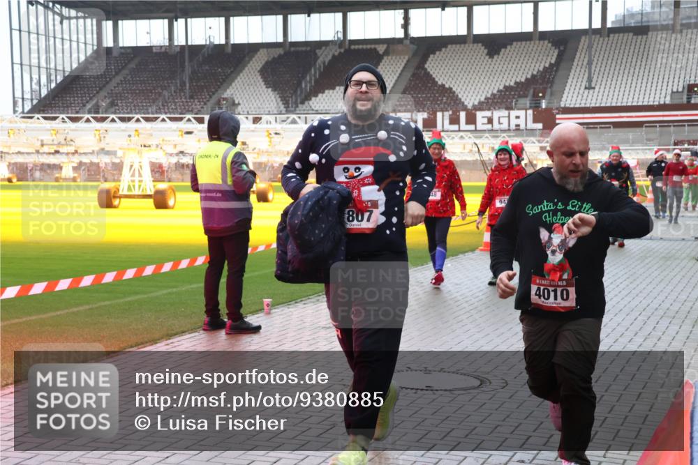 07.12.2025 - St. Pauli X-Mass-Run No. 15 Luisa Fischer http://msf.ph/oto/9380885 07.12.2025 11:15:16 Ziel 6215, 807, 48, 94, 15, 4010, 313, 525, 922, 1623, 1627, 1662, 1776, 1778, 1798, 1804, 1805, 1806, 1807, 2040, 2211, 4010 meine-sportfotos.de