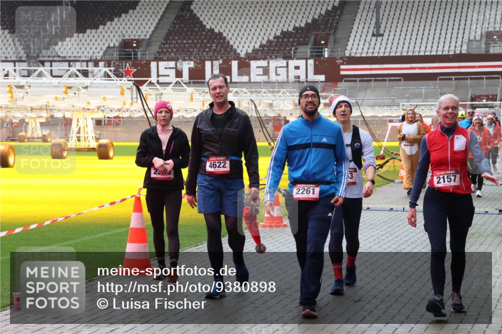 07.12.2025 - St. Pauli X-Mass-Run No. 15 Luisa Fischer http://msf.ph/oto/9380898 07.12.2025 10:43:01 Ziel 4622, 2261, 3, 2157, 116, 519, 563, 598, 604, 625, 1272, 1358, 1434, 1438, 1758, 2012, 2013, 2061, 2155, 2157, 2261, 2621, 2622, 2722, 2931, 3042, 3399, 4045, 4046, 4394, 4441, 4594, 4622, 4857 meine-sportfotos.de